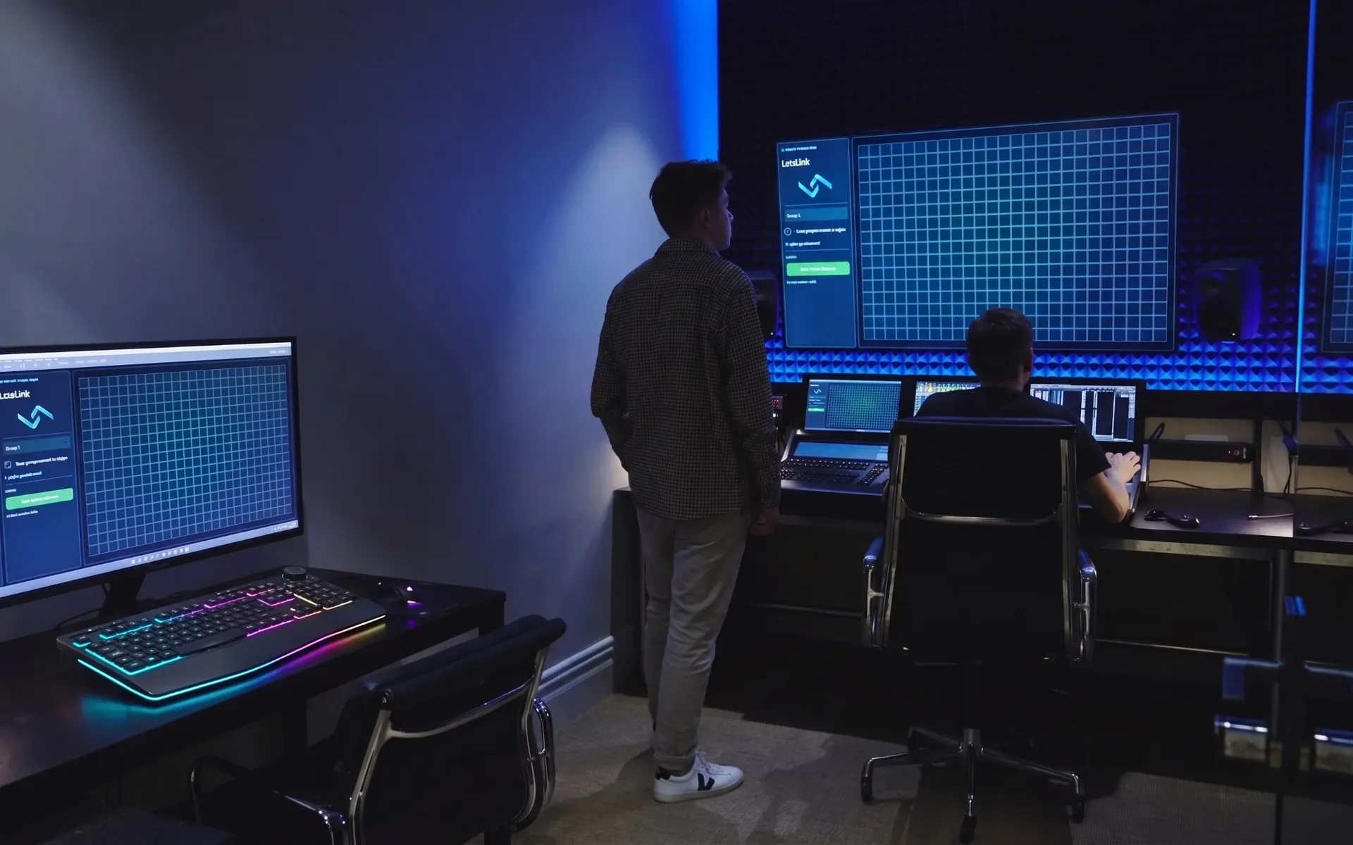 Due persone osservano una configurazione di pre-visualizer su grandi schermi in una stanza buia.